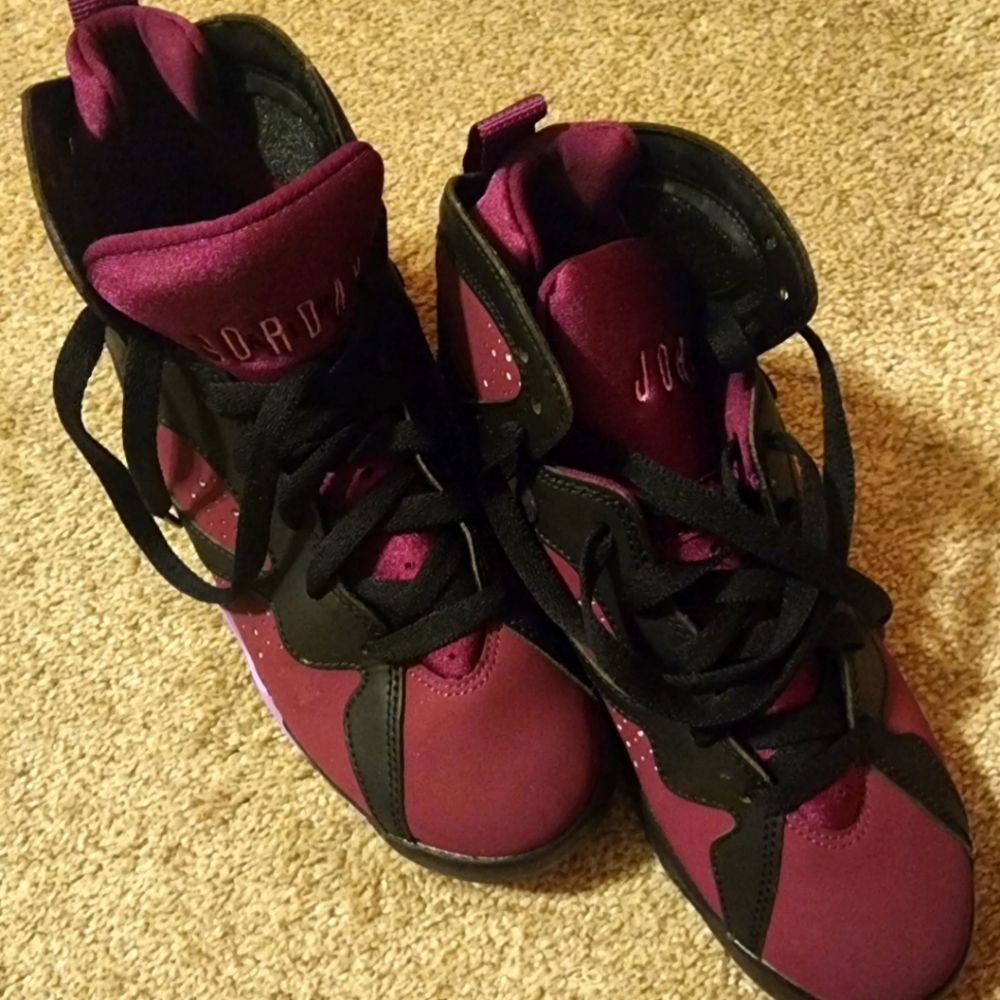 Air Jordan, U.S. size 5.5 big kids (= size 7 in womens). Like new